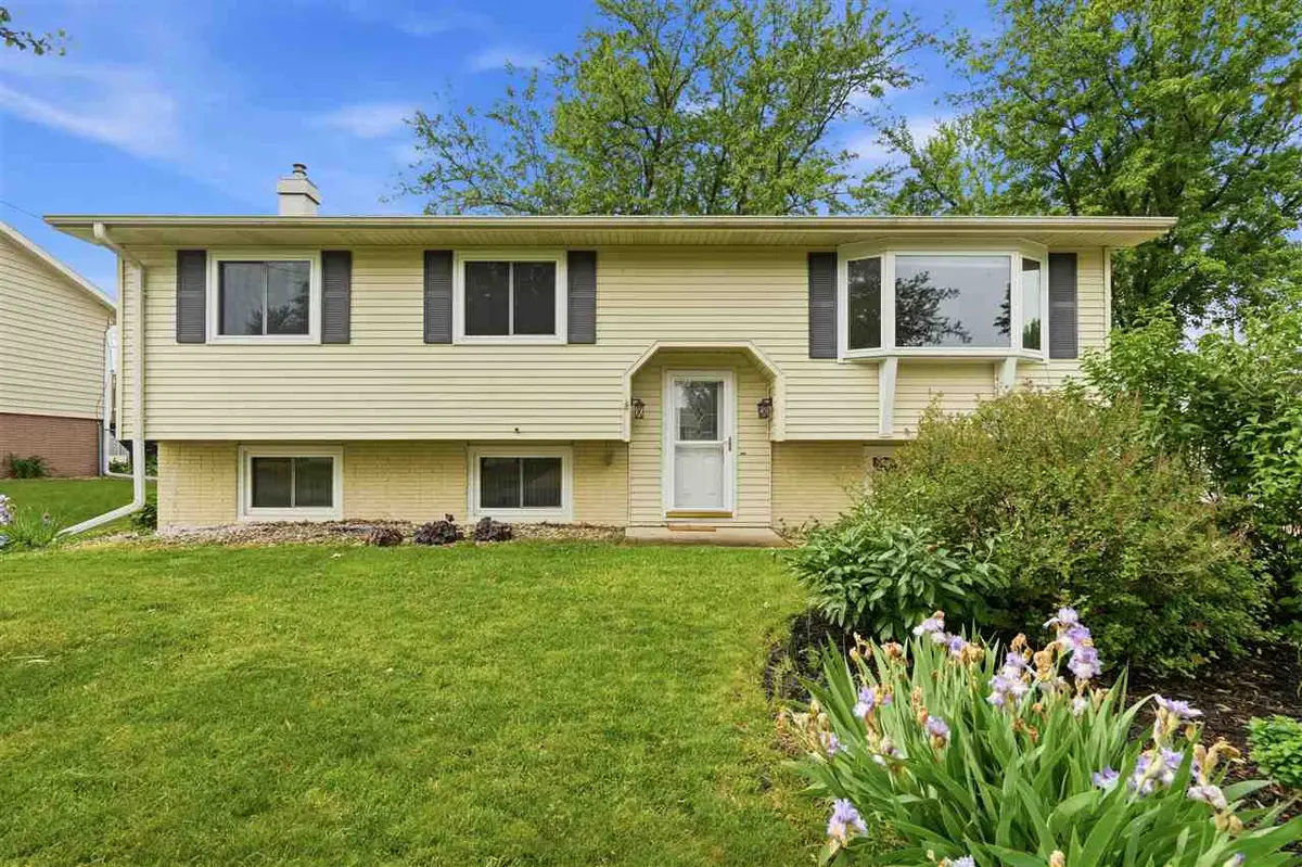 1069 Emmons St, Hiawatha, IA 52233 - #1