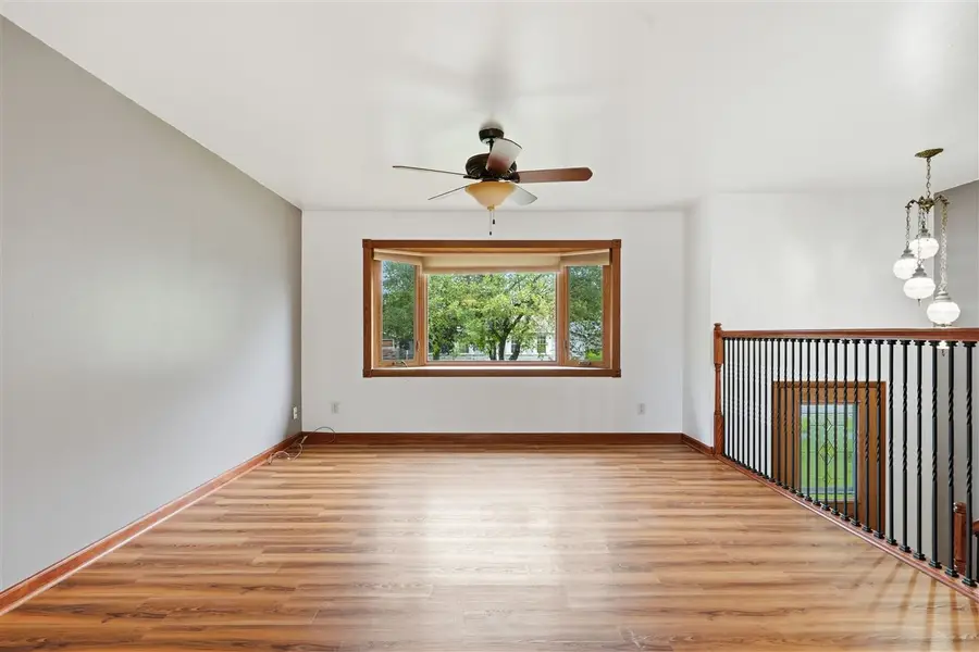 1069 Emmons St, Hiawatha, IA 52233 - #3