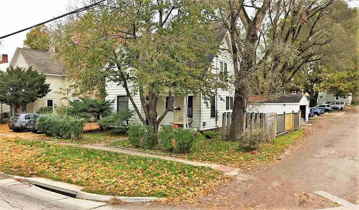 320 N Dodge St, Iowa City, IA 52240 - #1