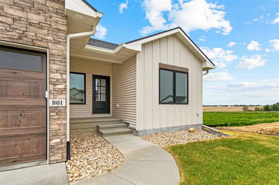 801 Crestview Dr, Solon, IA 52333 - #3