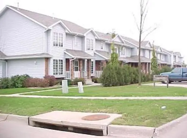 272 West Side Dr, Iowa City, IA 52246