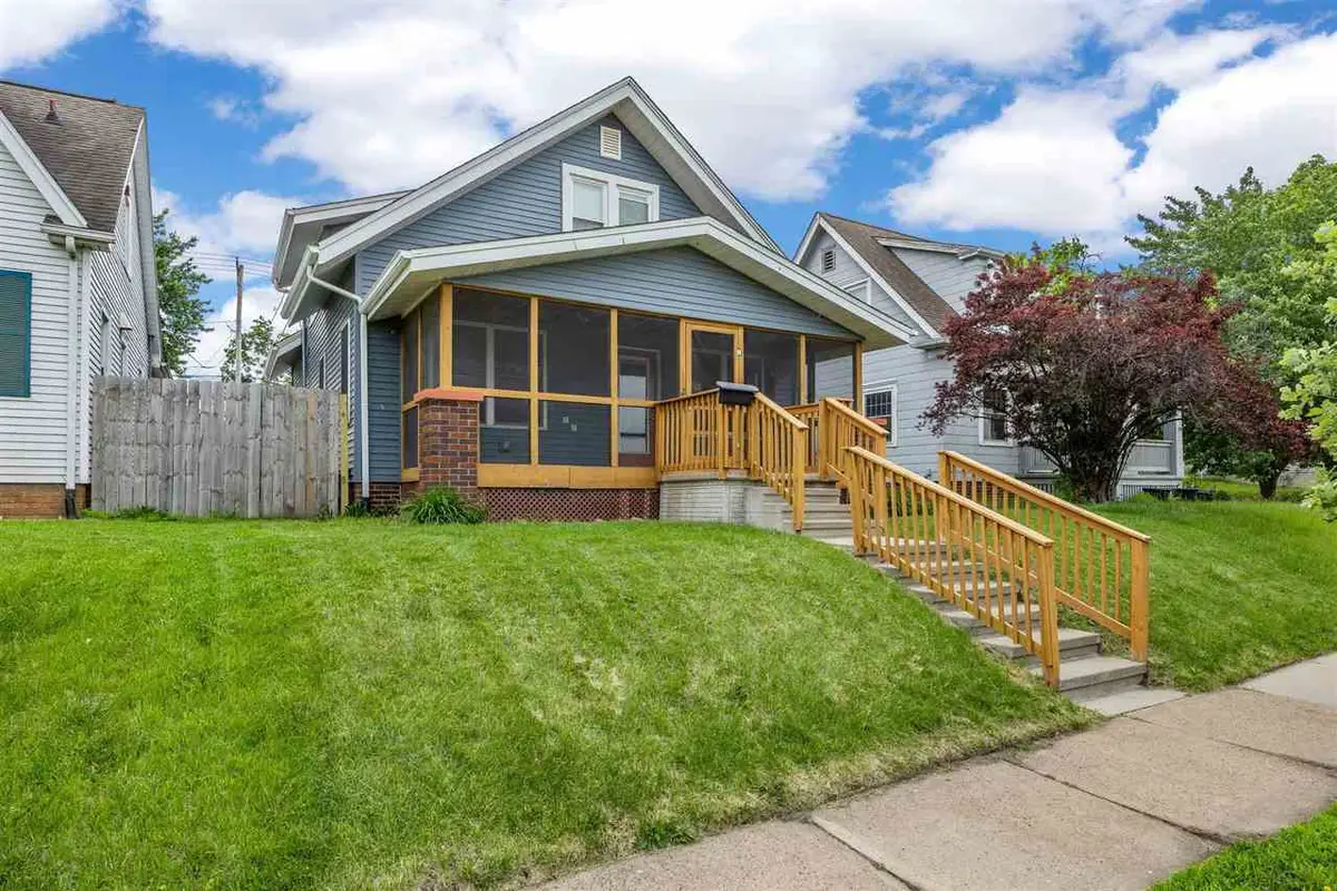 2004 C St SW, Cedar Rapids, IA 52404 - #1