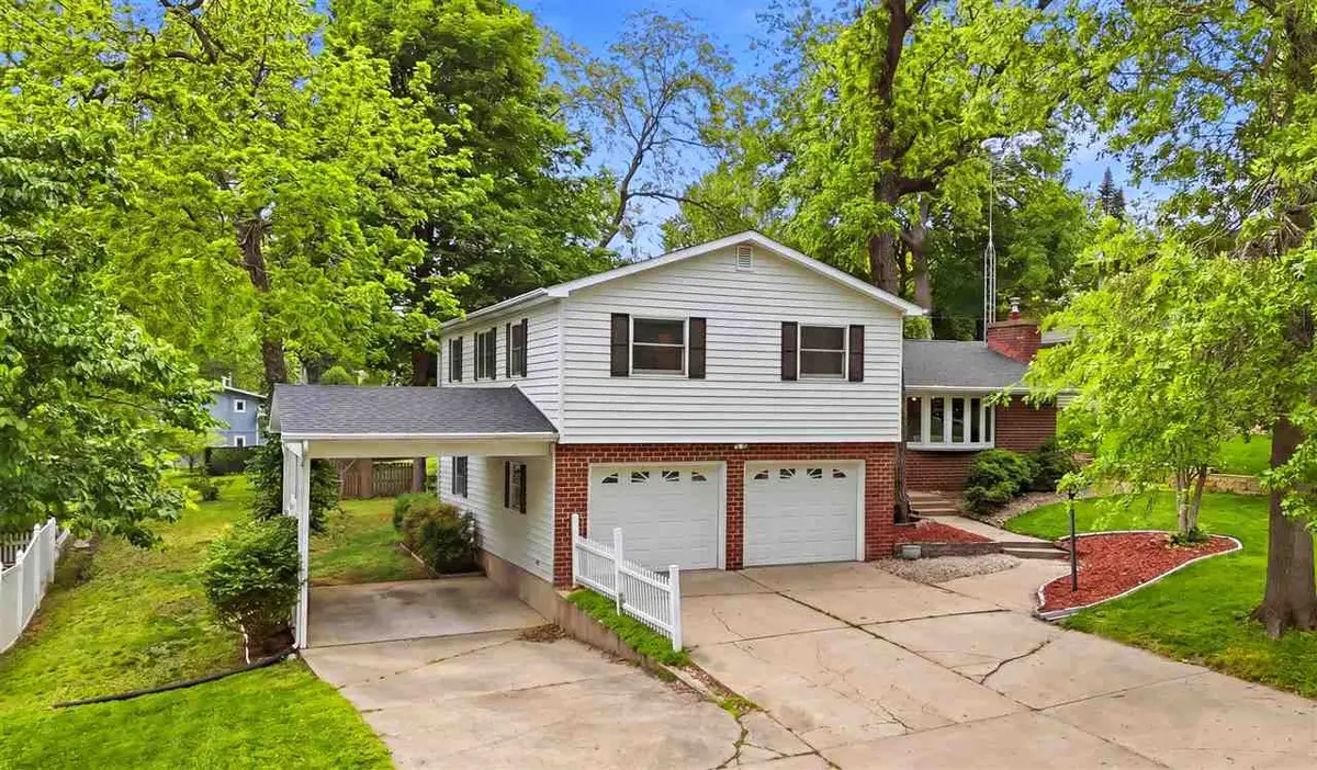 305 Woodridge Ave, Iowa City, IA 52245 - #1