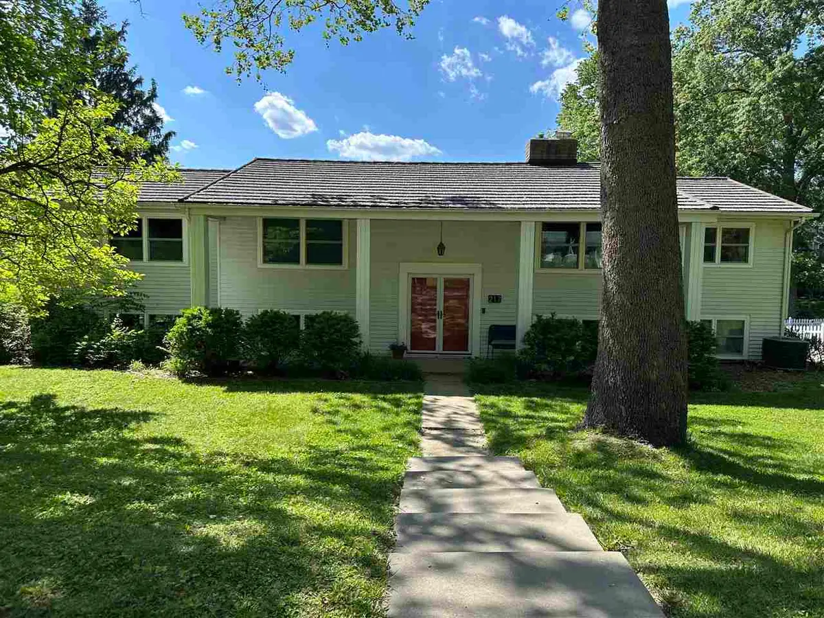 217 Woodridge Ave, Iowa City, IA 52245 - #1