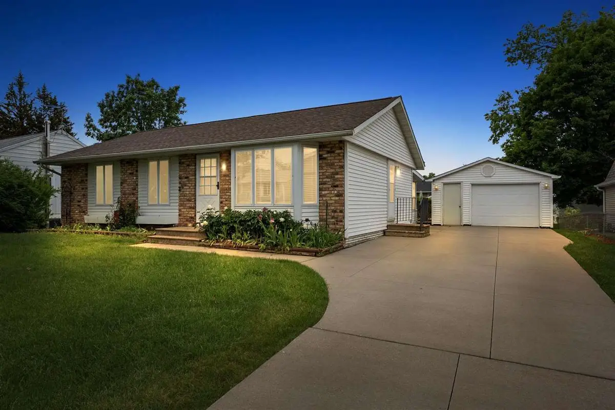 6715 Inwood Ln, Cedar Rapids, IA 52402 - #1