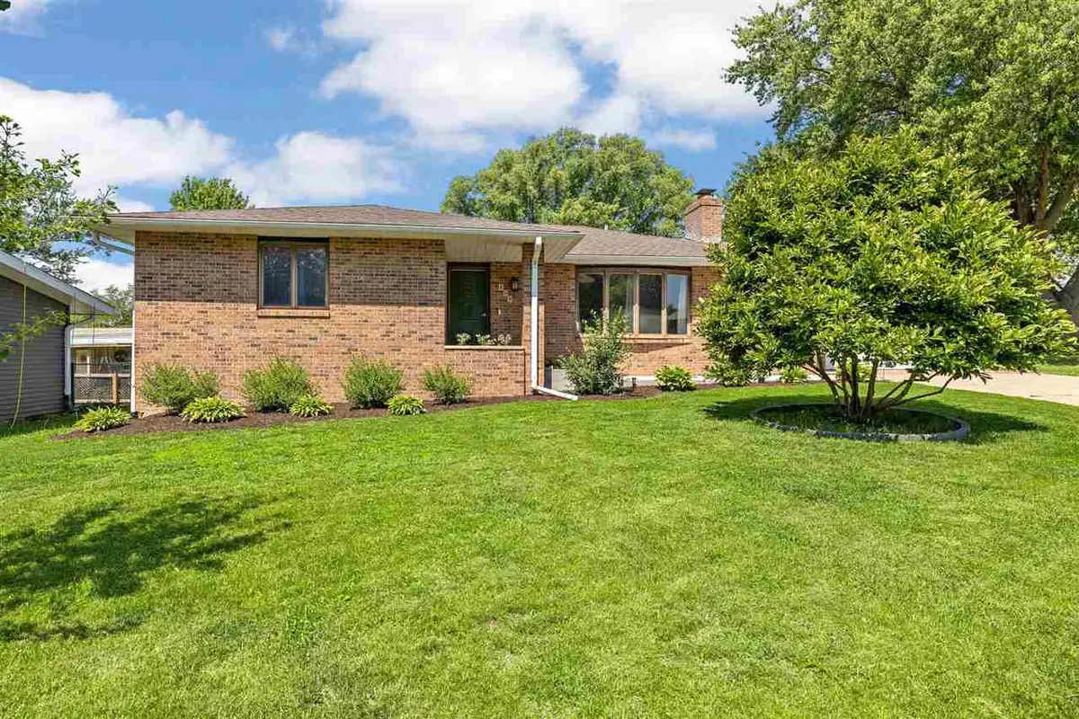 809 8th St, Kalona, IA 52247 - #1