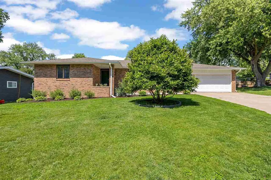 809 8th St, Kalona, IA 52247 - #2