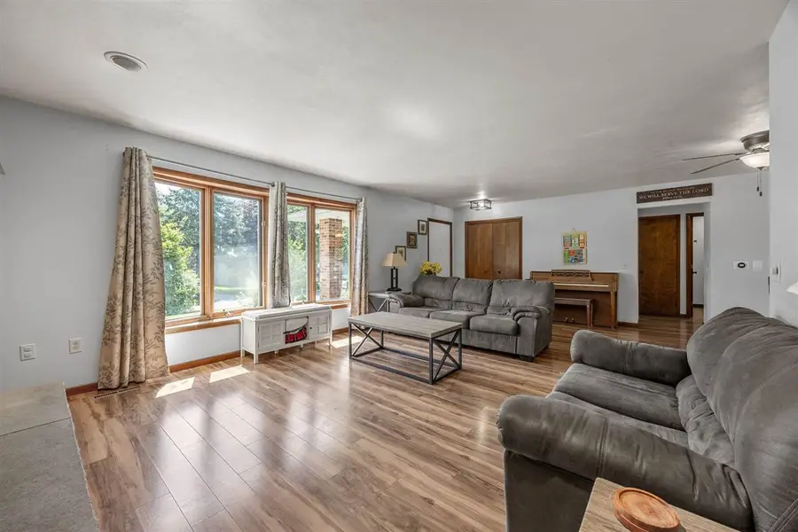 809 8th St, Kalona, IA 52247 - #3
