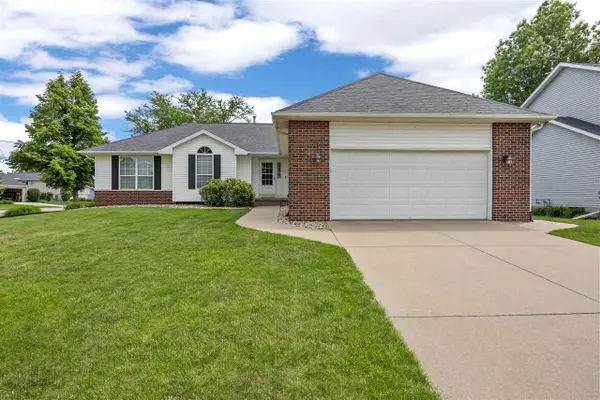 1405 Lyndhurst Dr, Hiawatha, IA 52233