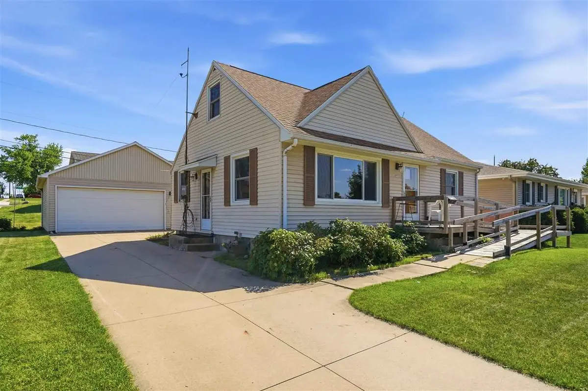 3401 Dennis Dr NW, Cedar Rapids, IA 52405 - #1