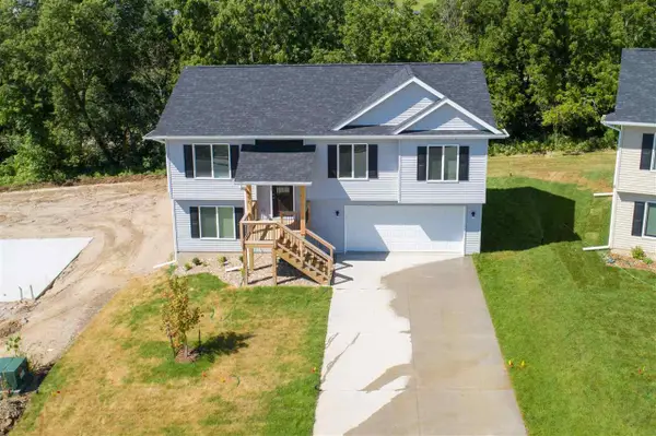 890 Summit Ct, Coralville, IA 52241