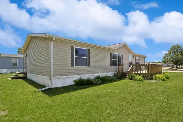 171 Golfview Ct, North Liberty, IA 52317