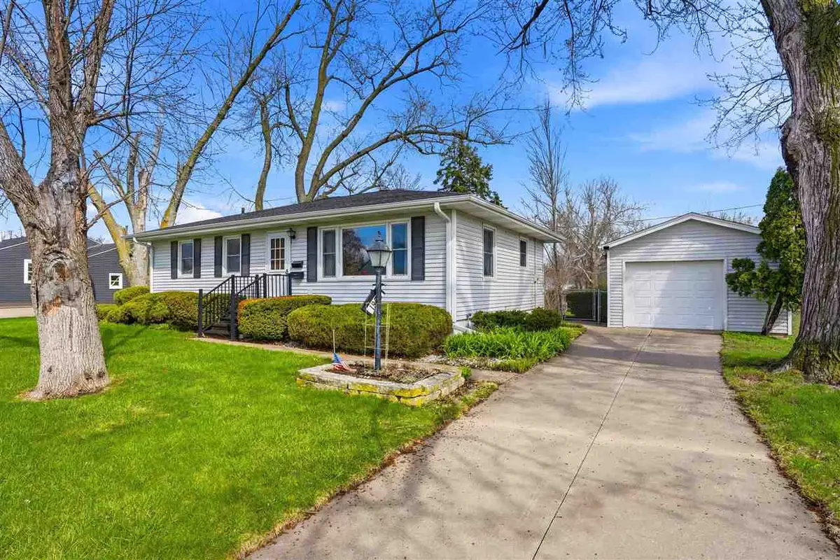 1920 Burch Ave NW, Cedar Rapids, IA 52405 - #1