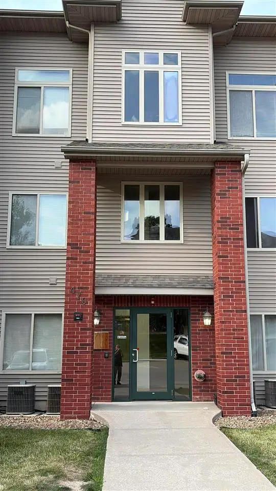 470 N 1st Ave, Iowa City, IA 52245 - #1