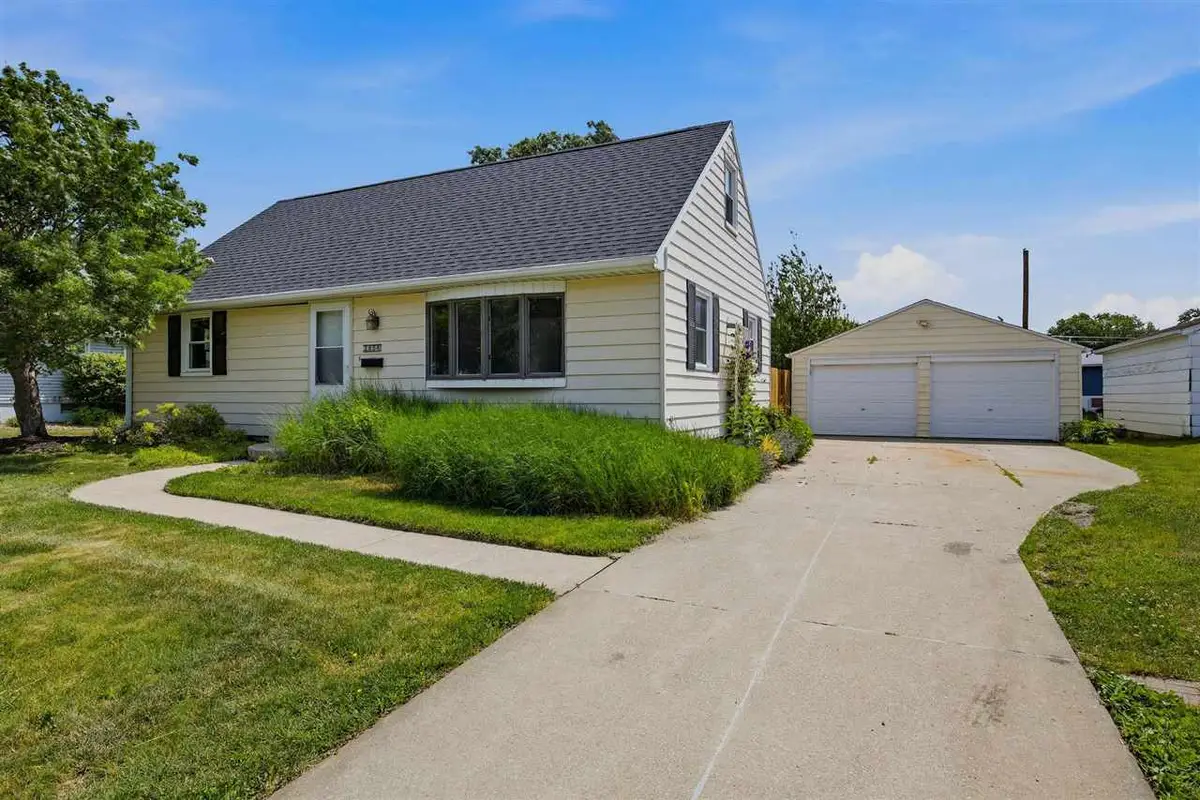 3858 Terrace Hill Dr, Cedar Rapids, IA 52402 - #1