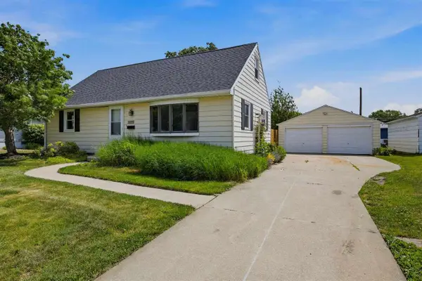 3858 Terrace Hill Dr, Cedar Rapids, IA 52402