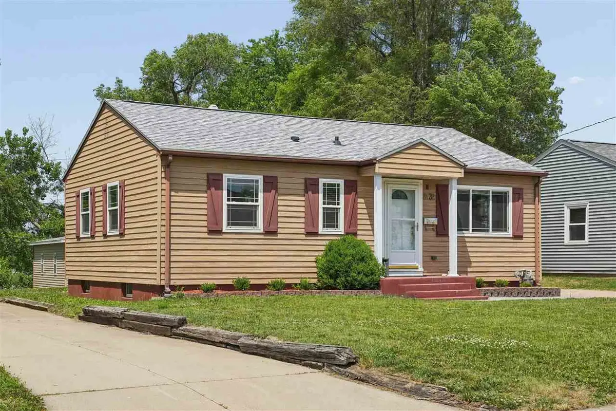2432 9th Ave SW, Cedar Rapids, IA 52404 - #1