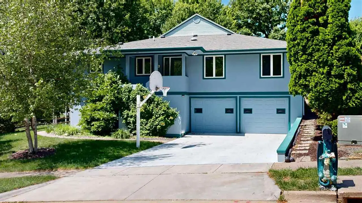 419 Elmira St, Iowa City, IA 52245 - #1