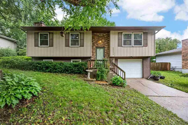 2238 Russell Dr., Iowa City, IA 52240