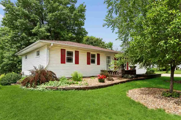 128 Country Club Road, Williamsburg, IA 52361