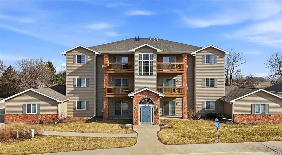 2824 Triple Crown Ln, Iowa City, IA 52240 - #1