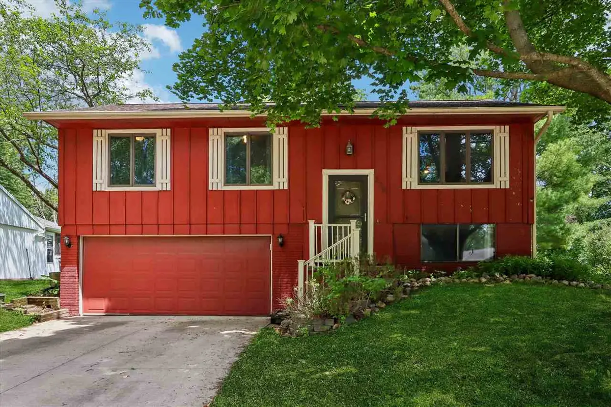 220 Amhurst St, Iowa City, IA 52245 - #1