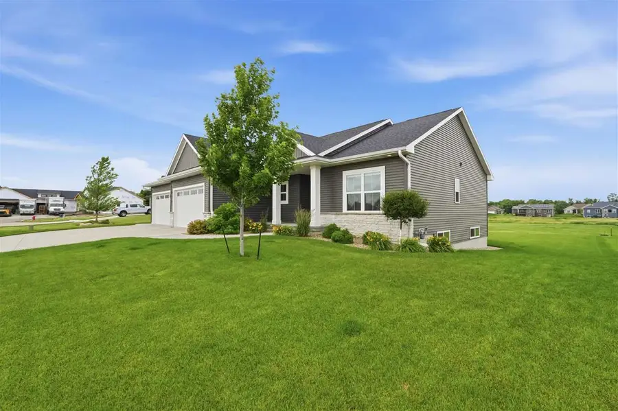 3008 Prairielight Ct, Hiawatha, IA 52233 - #3