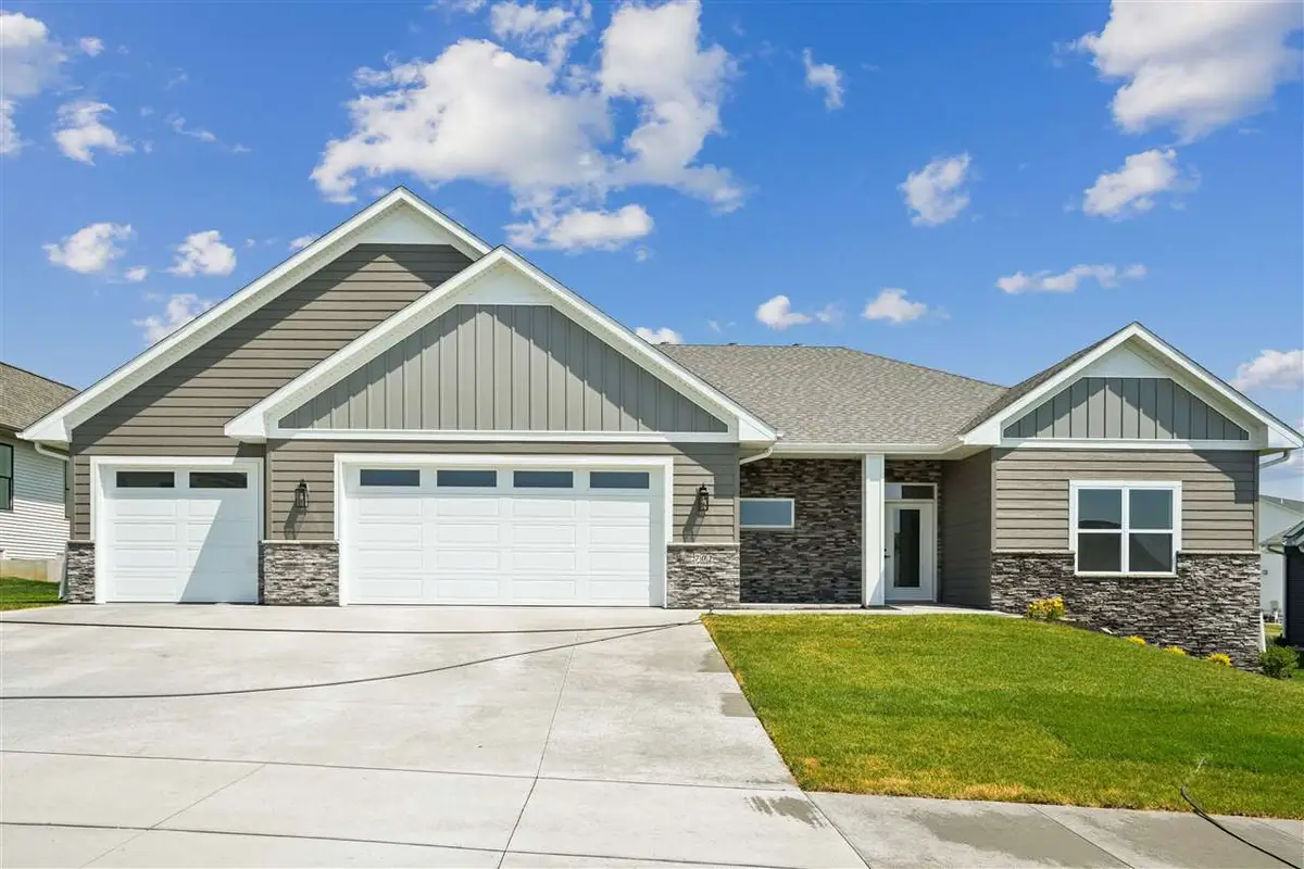 702 Lakeview Ct, Tiffin, IA 52340 - #1