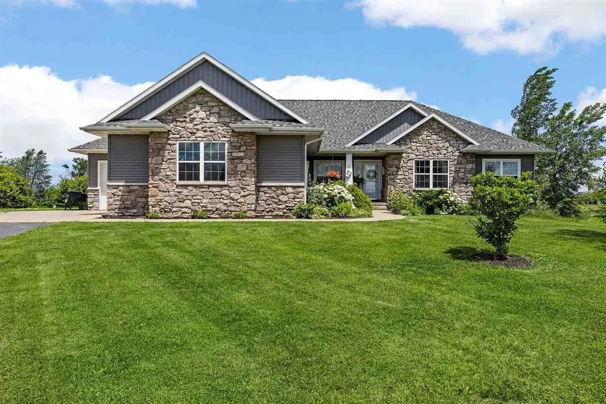 3352 Southridge Dr, Amana, IA 52203 - #1