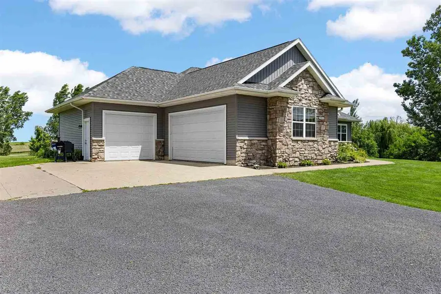 3352 Southridge Dr, Amana, IA 52203 - #3