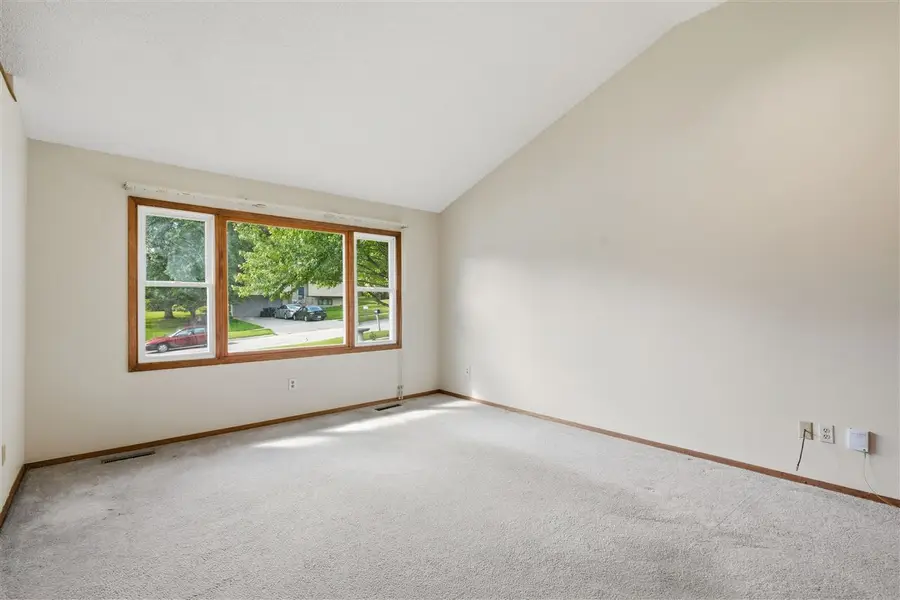 1912 North Ridge Dr, Coralville, IA 52241 - #3