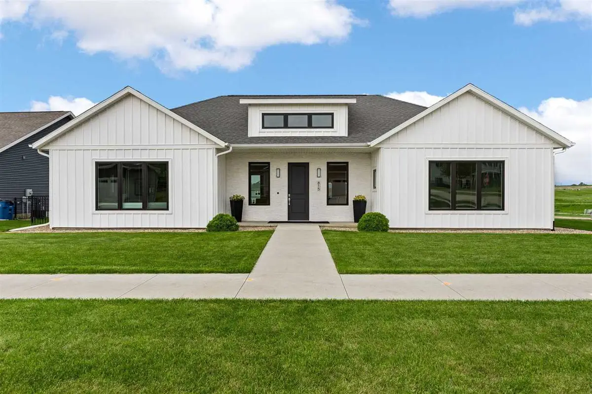 815 16th Ave SW, Mount Vernon, IA 52314 - #1