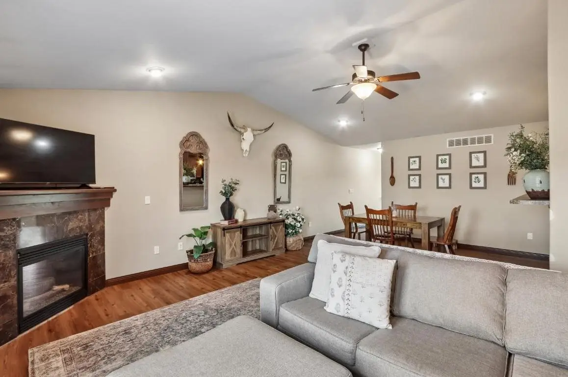 1542 Red Oak Dr, North Liberty, IA 52317 - #1