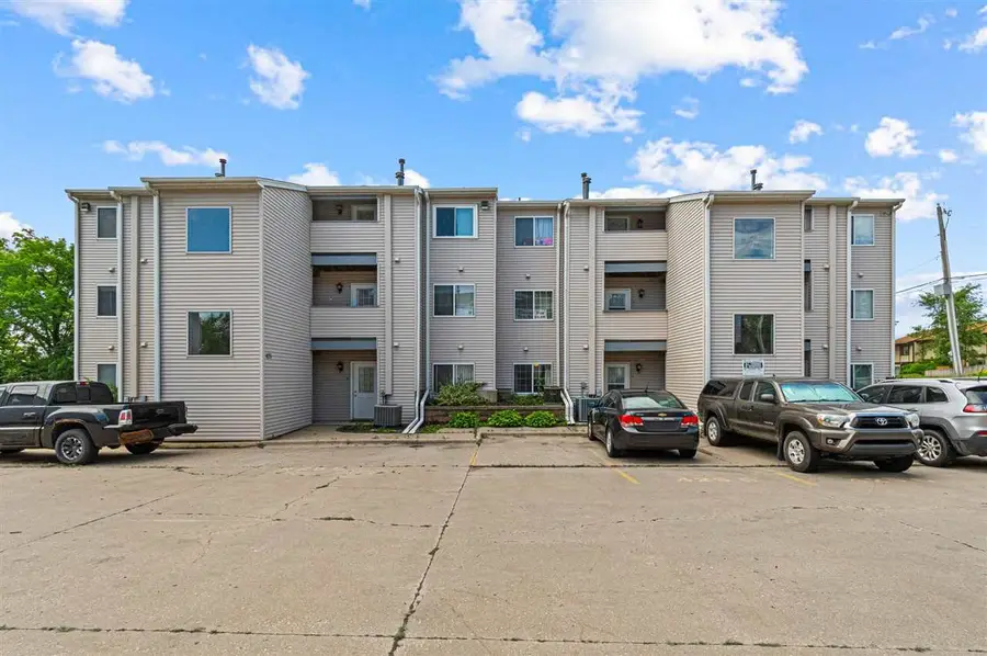 429 6th Ave, Coralville, IA 52241 - #2