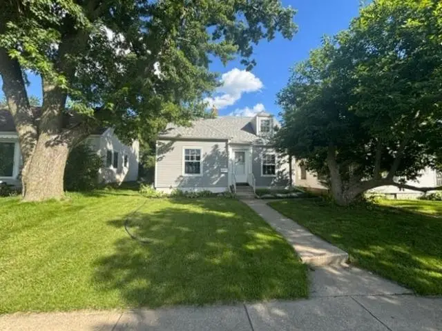2025 E Avenue Northeast, Cedar Rapids, IA 52402 - #1