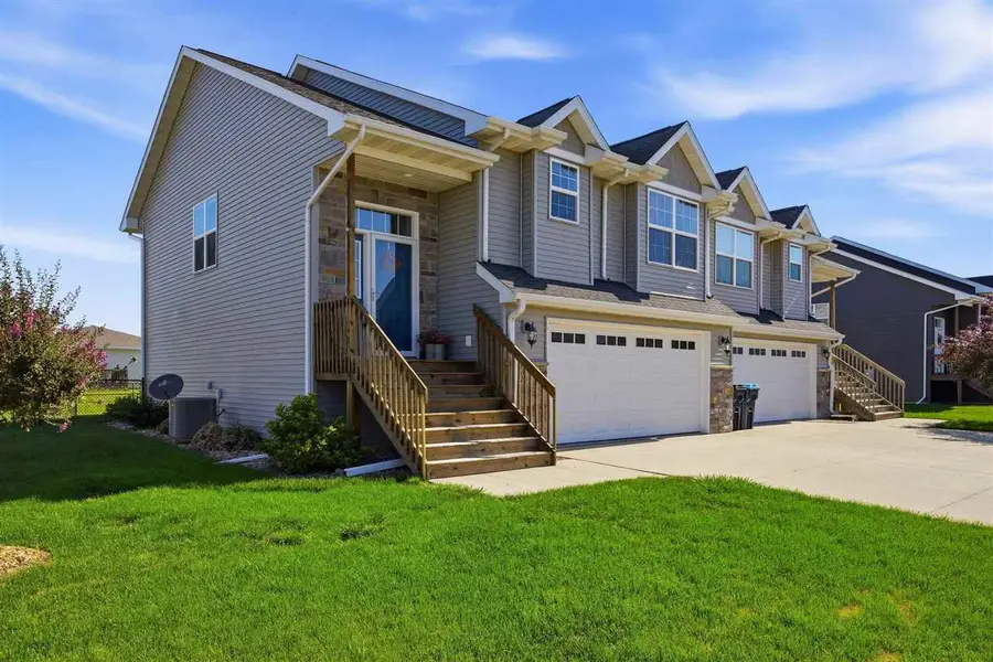 252 Sierra Park Dr, Hills, IA 52235 - #2