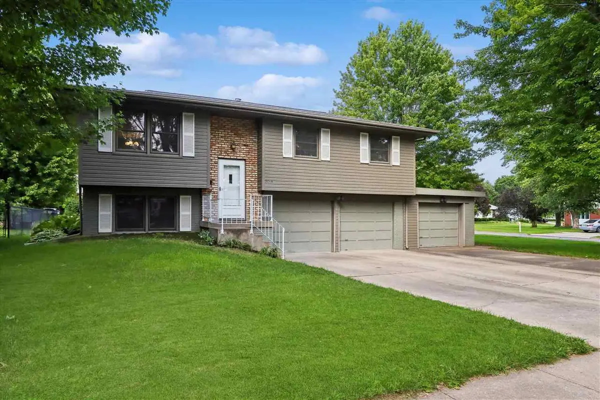 3044 Wayne Ave, Iowa City, IA 52240 - #1
