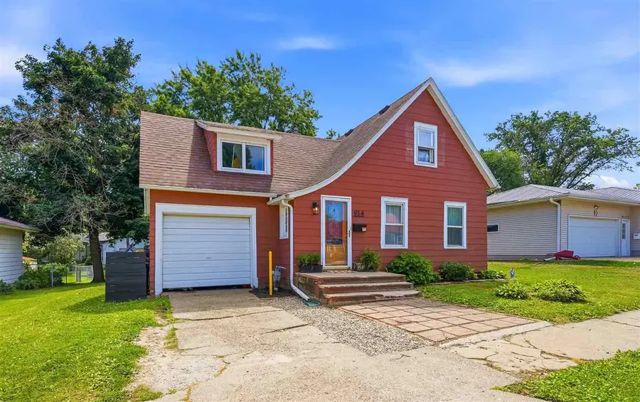914 S 2nd Ave, Washington, IA 52353 - #3