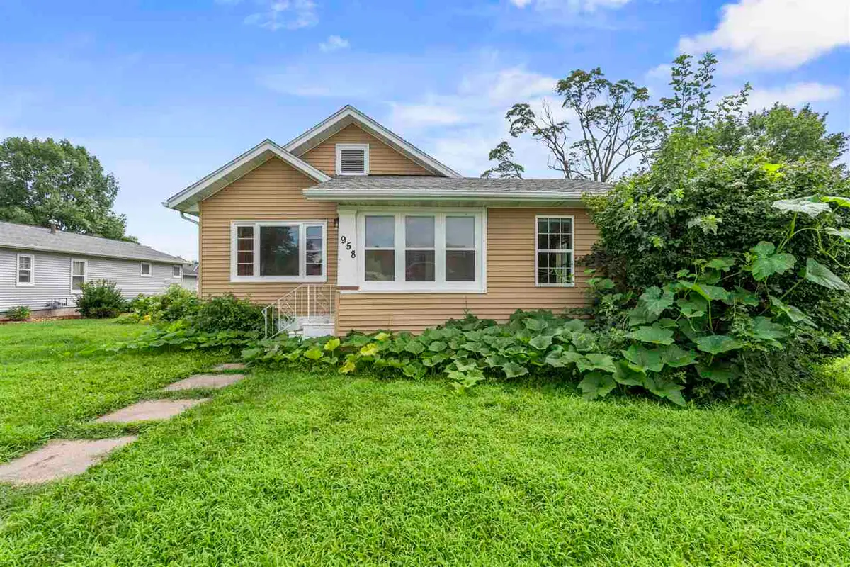 958 S Iowa Ave, Washington, IA 52353 - #1