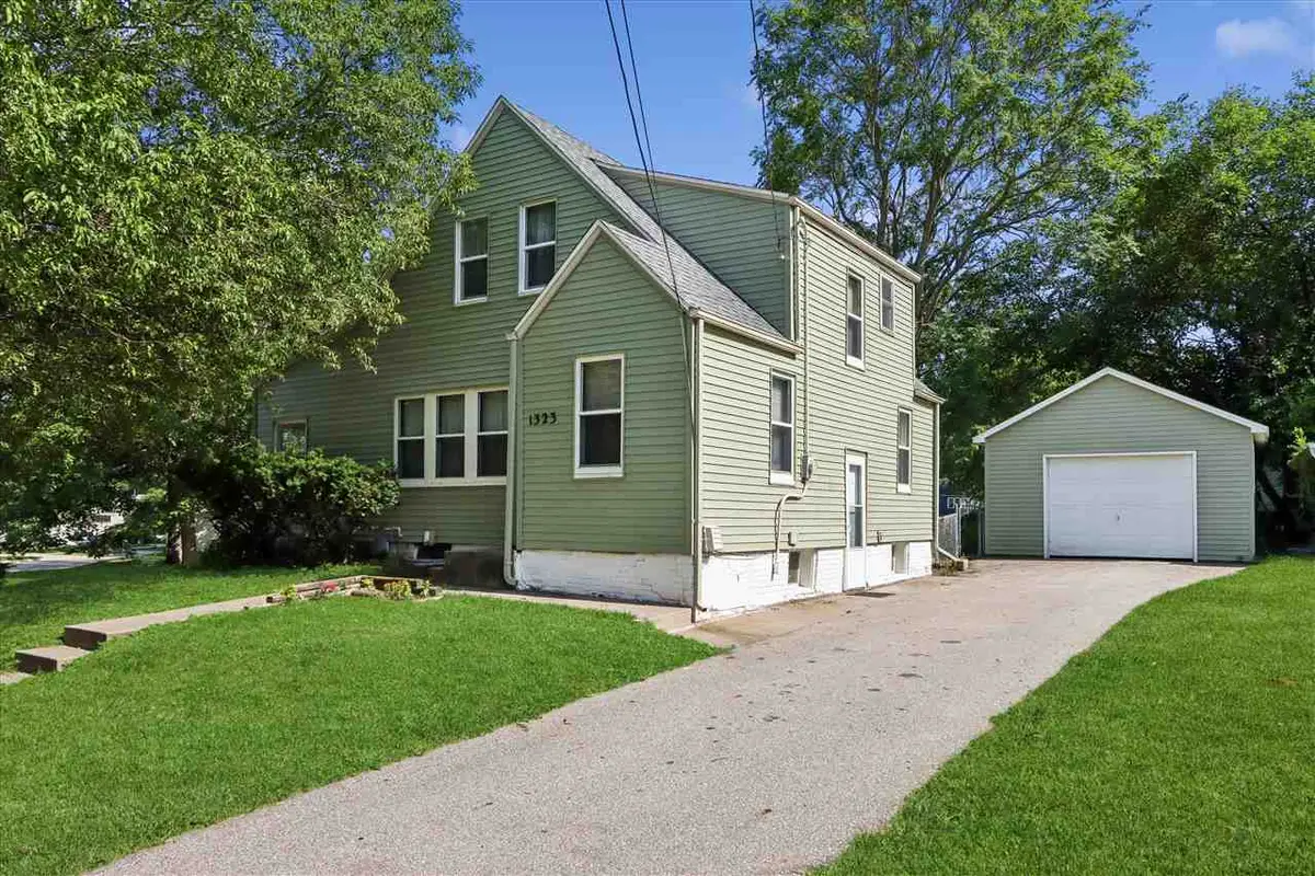 1323 Kirkwood Ave, Iowa City, IA 52240 - #1