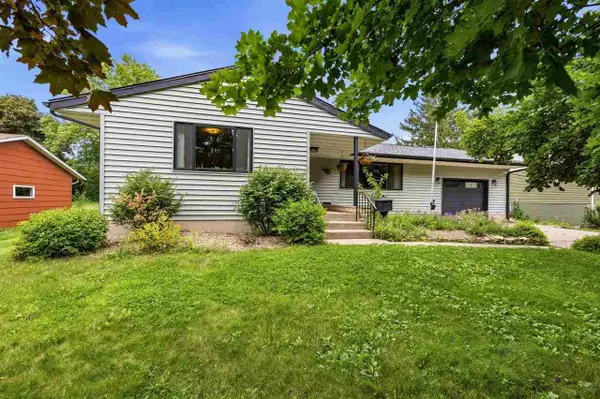 225 8th St NW, Mt Vernon, IA 52314