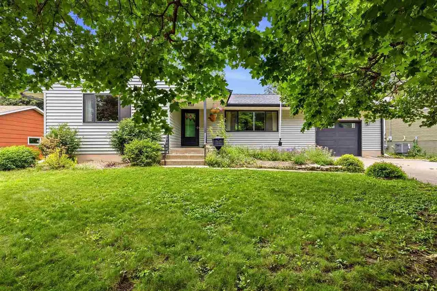 225 8th St NW, Mount Vernon, IA 52314 - #2