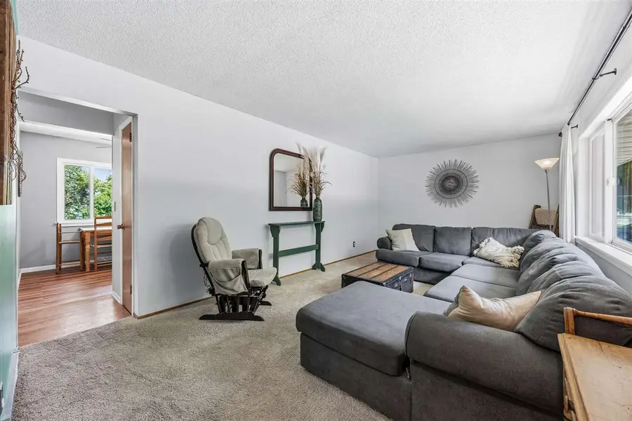 225 8th St NW, Mount Vernon, IA 52314 - #3