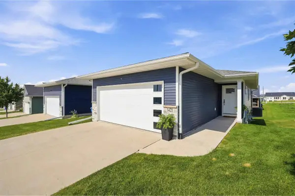 1421 Applewood Drive, Fairfax, IA 52228