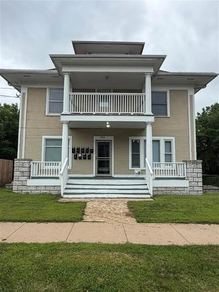 946 Iowa Ave, Iowa City, IA 52245 - #1