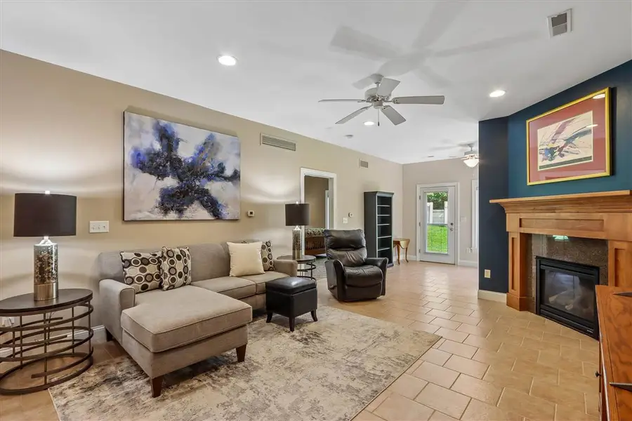 28 Trevose Place, Iowa City, IA 52245 - #2