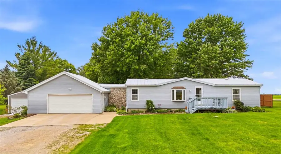 1688 Sweetland Acres Ln, Muscatine, IA 52761 - #2
