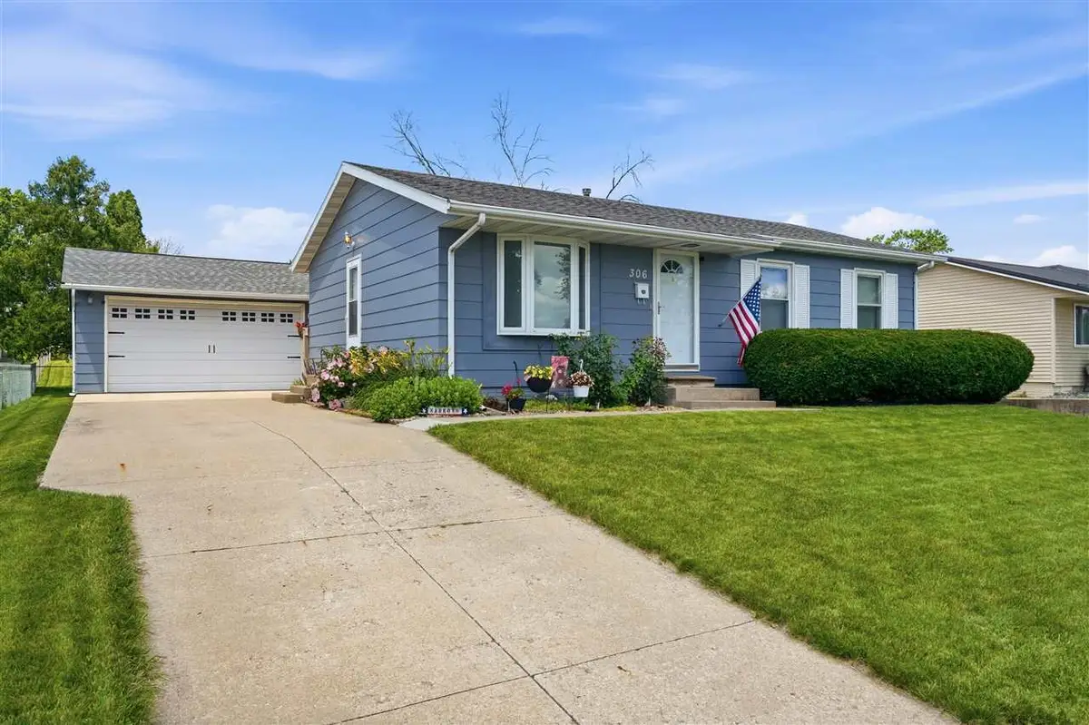 306 Cherry Hill Rd SW, Cedar Rapids, IA 52404 - #1