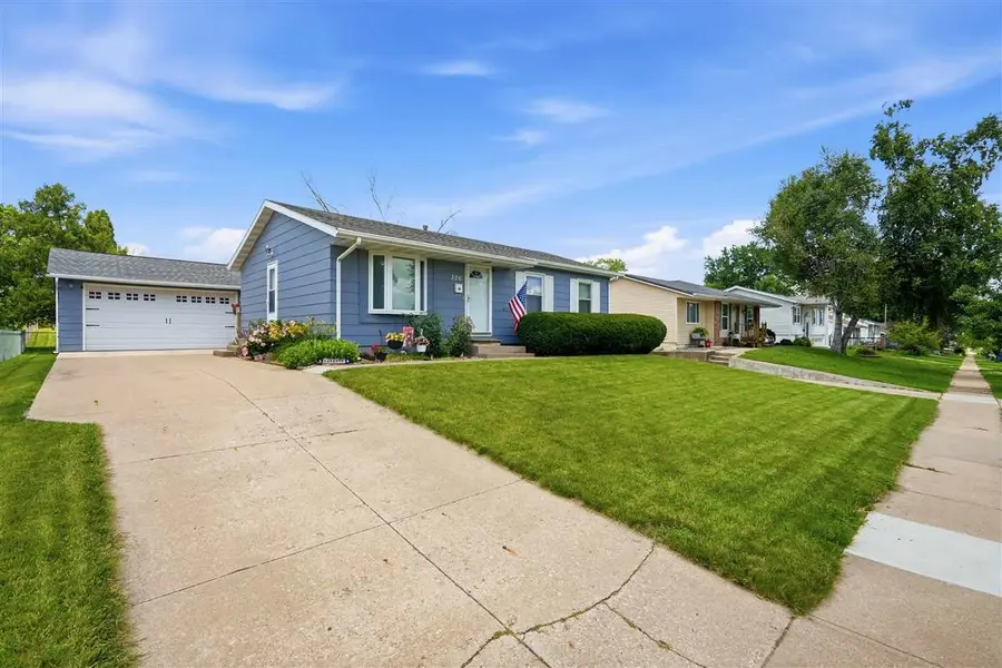 306 Cherry Hill Rd SW, Cedar Rapids, IA 52404 - #2