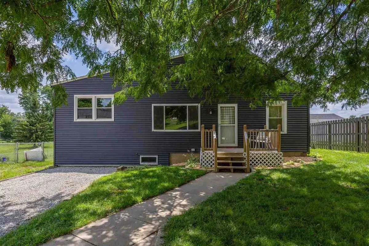 21 36th Ave SW, Cedar Rapids, IA 52404 - #1